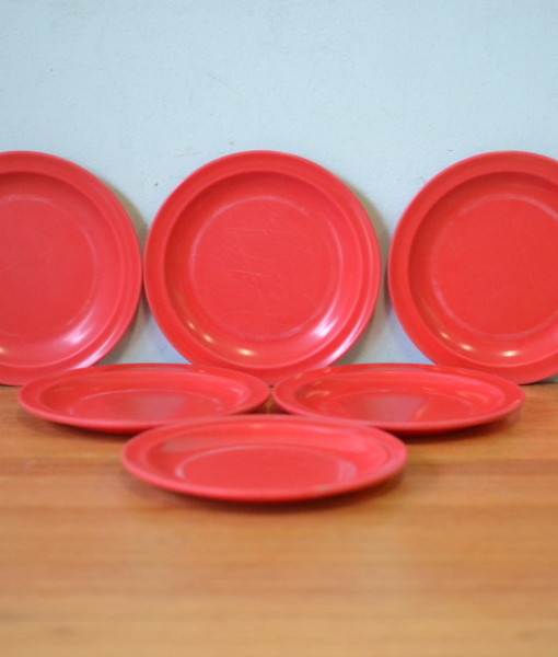 Vintage Betaware red plastics plates picnic ware x 6