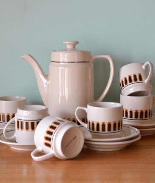 Vintage Retro Tea pot set cups & Saucers