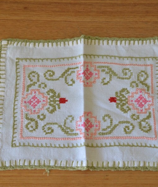 Vintage one embroidered rectangle doily 3195