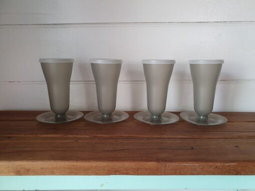 Vintage Tupperware plastic cups with lids picnic grey vintage parfait Blat1