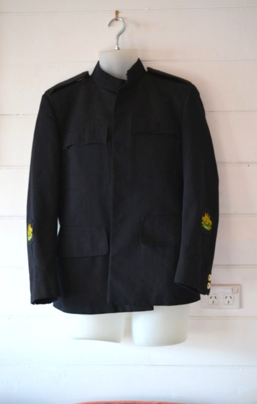 Vintage  Mens Navy / army Military Blazer jacket Australia size S with badge