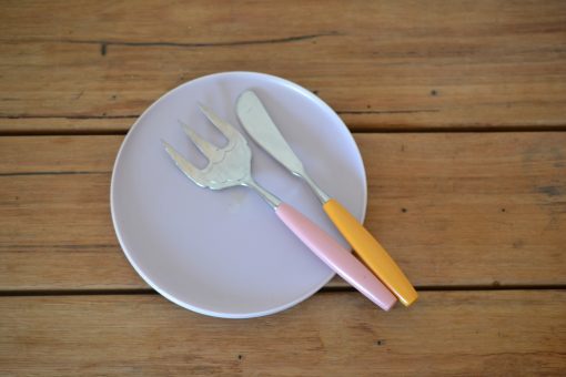 Vintage Bakelite celluloid Pate butter knife fork 2 x plastic plates Luck Wood Japan