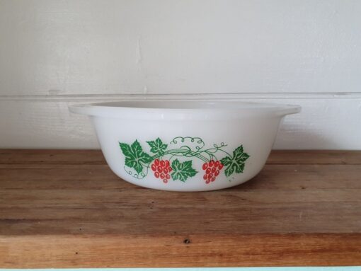 Vintage Pyrex Agee bowl Australia leaves grapes holly CR-212